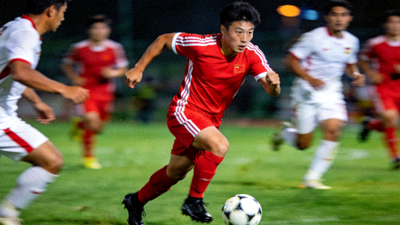 中超联赛比赛画面 - 中国球员在球场上带球突破
